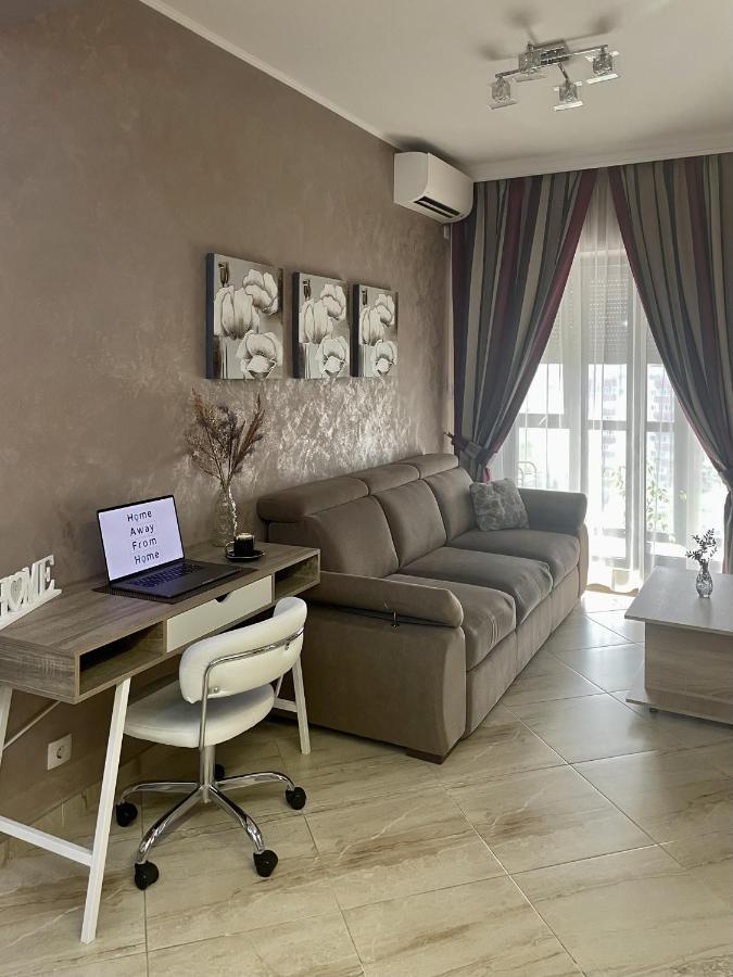 Home Away From Home - Dristor Bukares Bagian luar foto